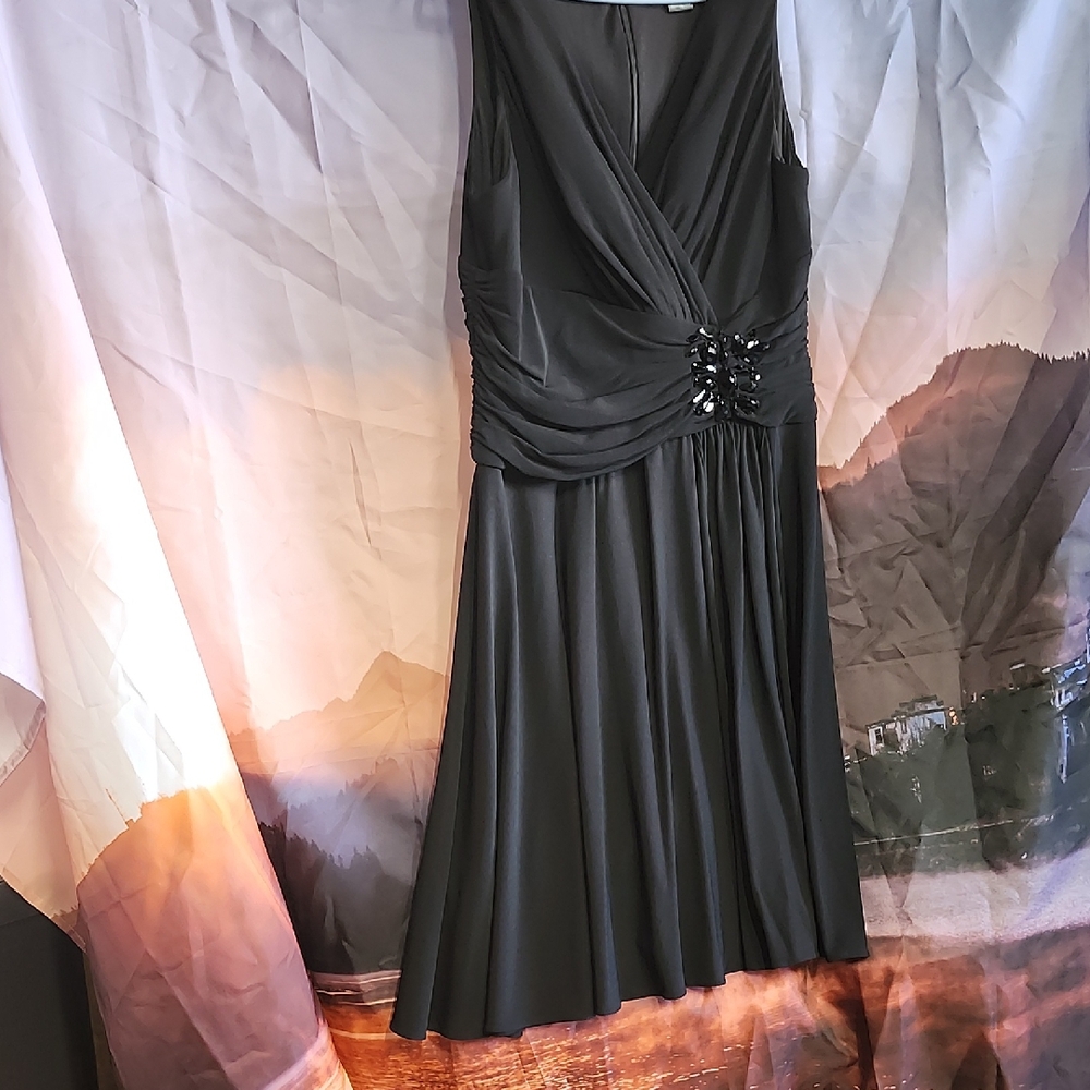 *Jessica Howard Black Sleeveless Midi Dress